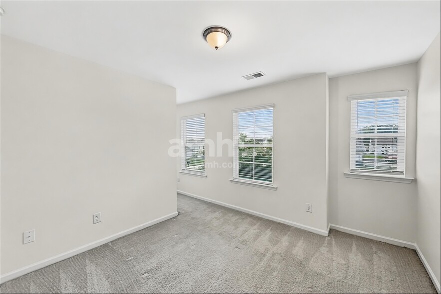 Building Photo - 246 Kennerly Ave