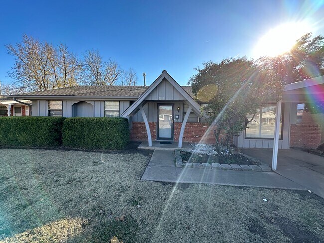 Building Photo - 4844 Woodview Dr
