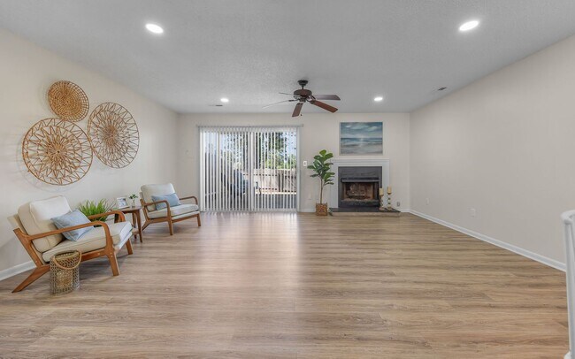 Building Photo - READY NOW!! 3-Bedroom Townhome w/Attached Garage! Golf Course Views - Pet Friendly - All Appliances!