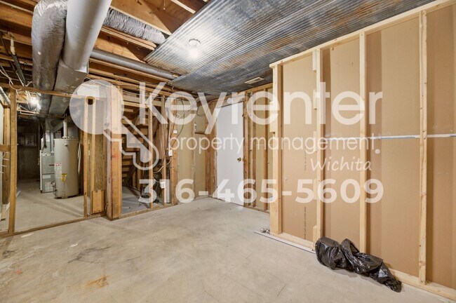 Building Photo - Well maintained 3 bedroom, 3 bath home close to everything you need!