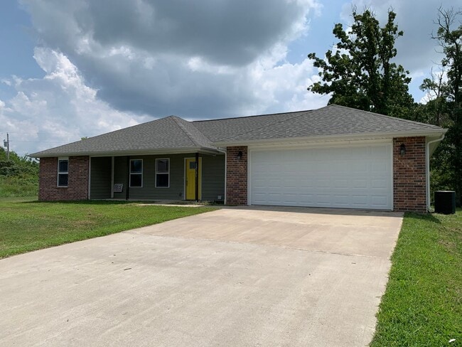 Building Photo - COMING SOON IN NEOSHO MO!!!  Beautiful 3 bedroom, 2 bathroom home in Neosho in adorable neighborh...