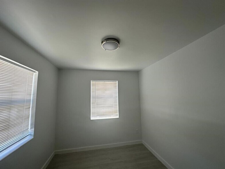 Building Photo - 1754 NE 48th Ct