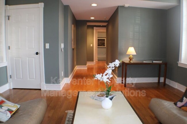 Building Photo - 100 W Village Dr