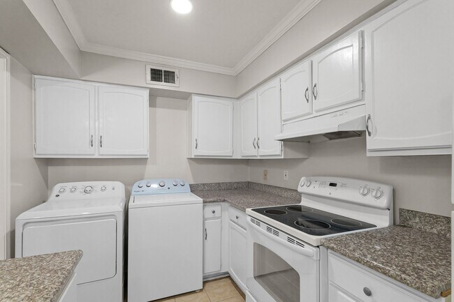 Building Photo - 355 N Post Oak Ln