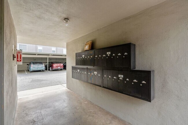Building Photo - 1549 San Carlos Ave