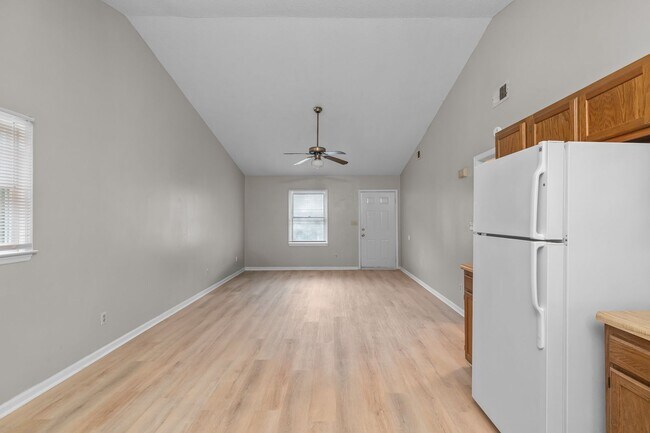 Building Photo - 2 Bedroom 1 Bathroom Duplex