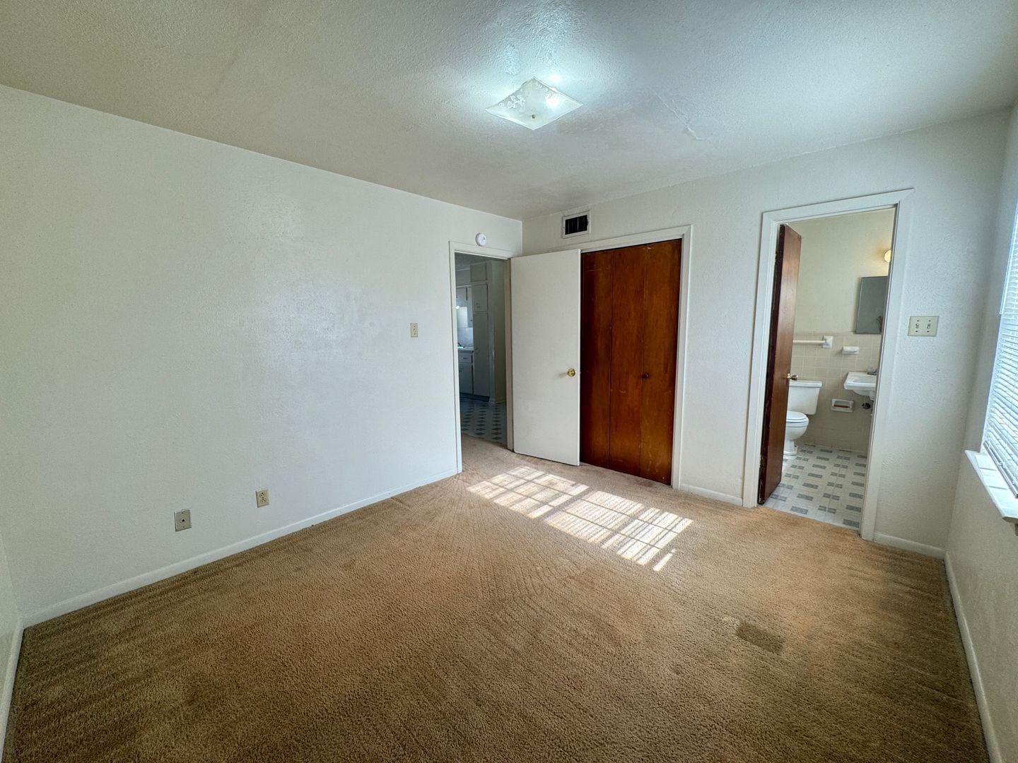 Building Photo - 224 Hold St