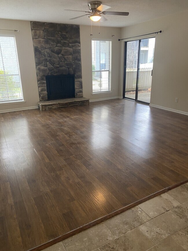 Building Photo - 17401 Red Oak Dr