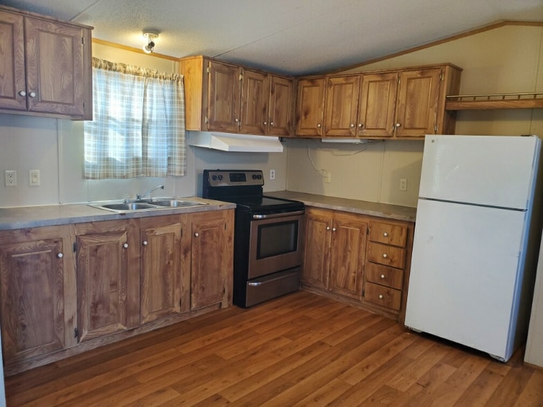 Building Photo - 494 Crooked St