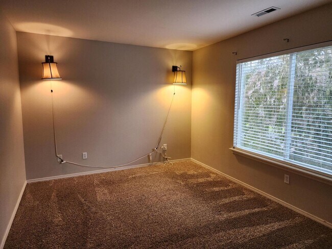 Building Photo - **$200 Move In Special**Beautiful 4 bed 2.5 Bath Home in South Hill Puyallup