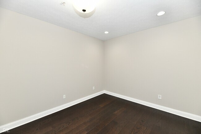 Building Photo - 8555 One W Dr