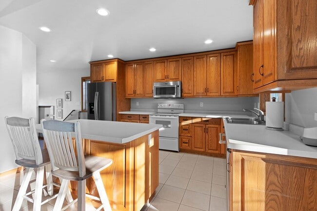 Building Photo - River Point Court Duplex