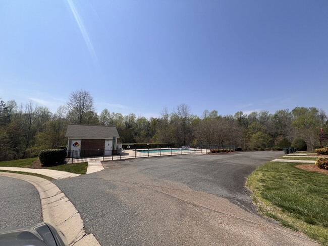 Building Photo - 115 Forest Ridge Rd