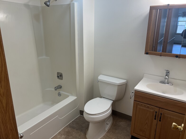 Hall Bath - 5633 Opal St