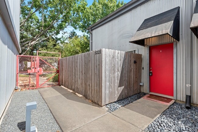 Building Photo - 5221 Blossom St