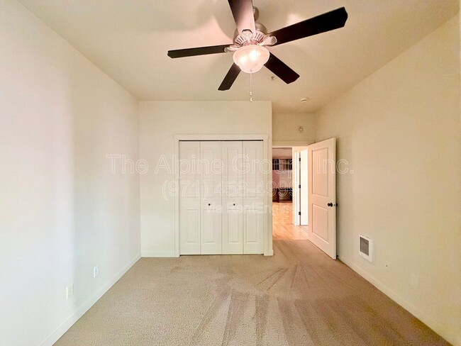 Building Photo - 657 NE Garswood Ln