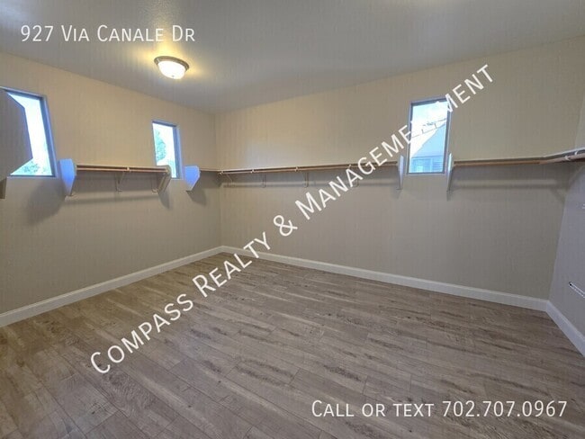 Building Photo - 927 Via Canale Dr