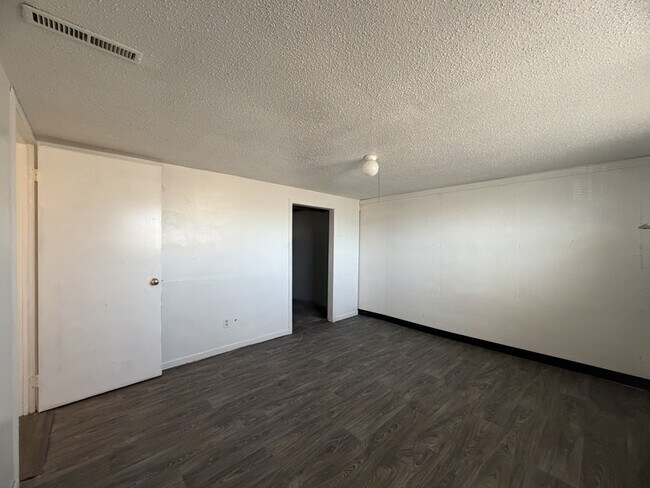 Building Photo - 1112 Olive St