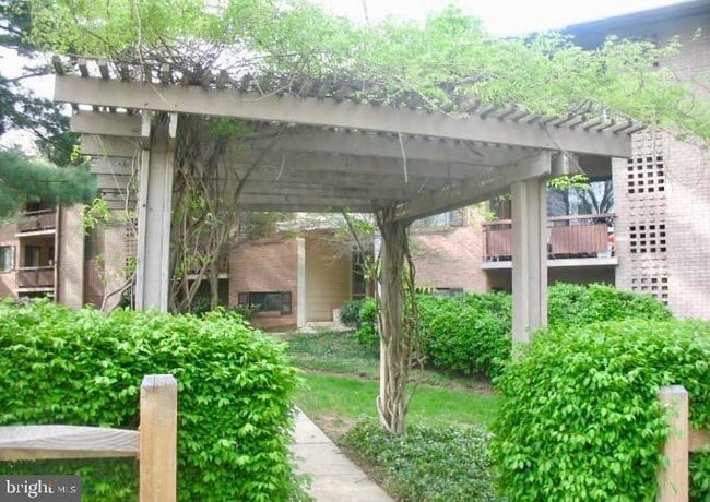 Building Photo - 2850 Dover Ln