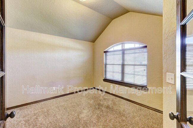 Building Photo - 508 Whispering Oaks Blvd