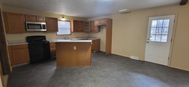 Building Photo - Cozy & Spacious 3 bedroom Home for Rent! $925