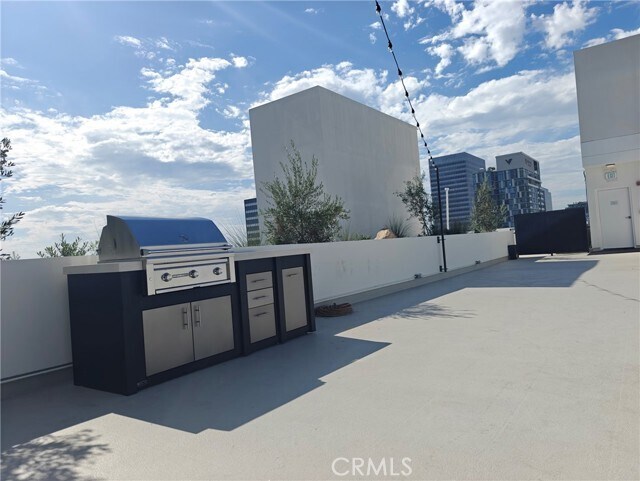 Building Photo - 637 S Fairfax Ave