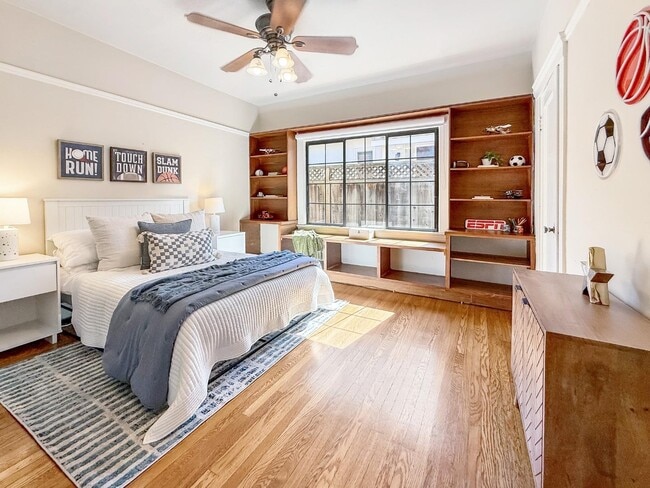 Building Photo - 2104 Carmelita Ave