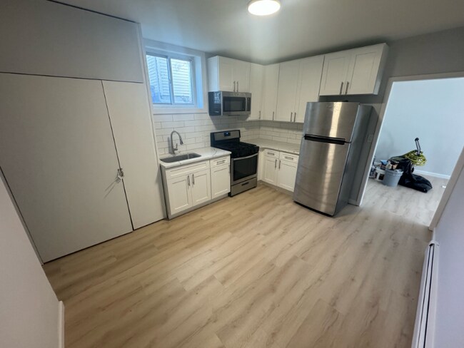 Building Photo - 106 E 5th St