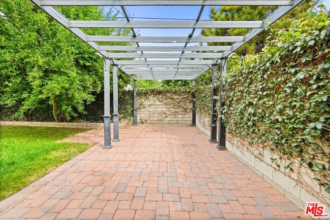 Building Photo - 6660 Balcom Ave