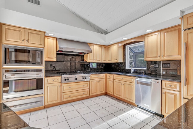 Building Photo - 21 Greenbriar Rd