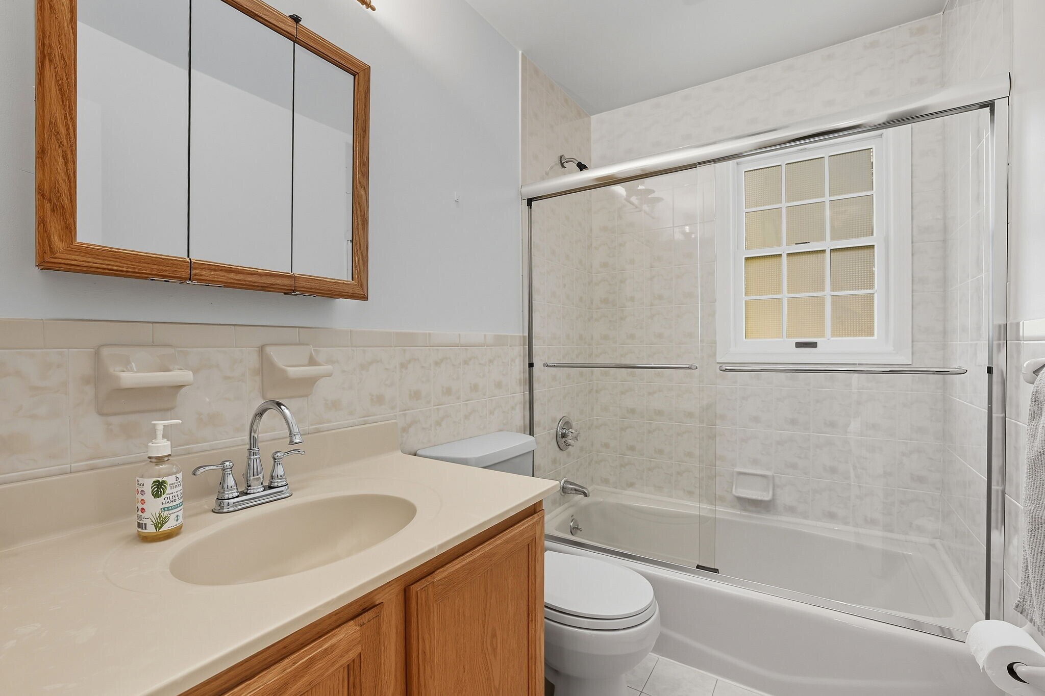 Hall Bathroom - 53 Prince St