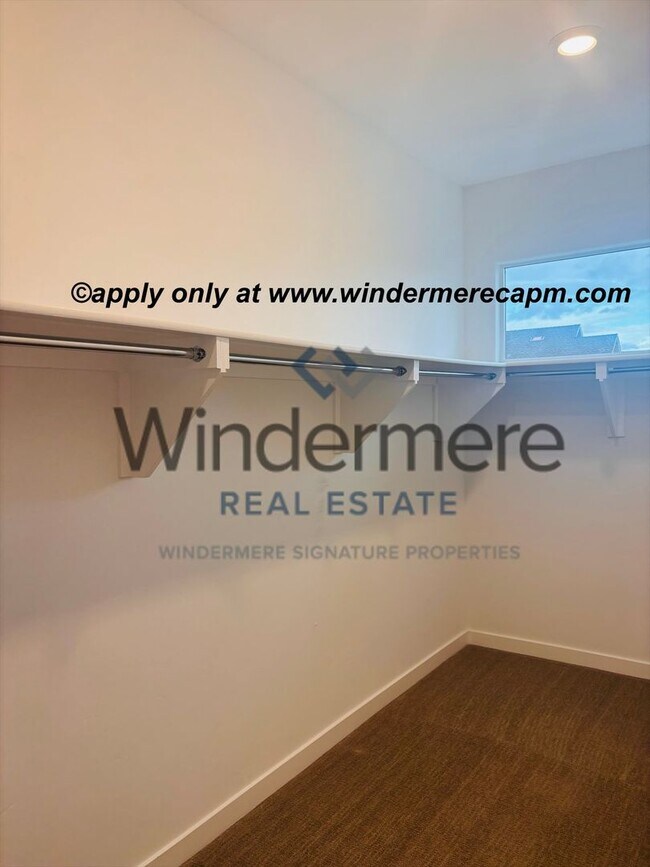 Building Photo - Modern Living in the heart of McKinley Village!