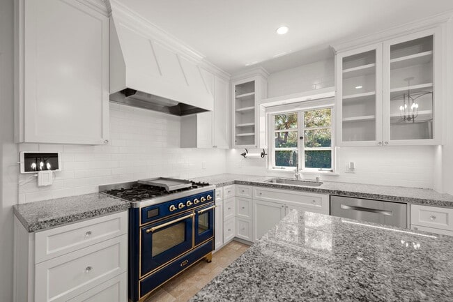 Building Photo - Kensington Exceptional Location 4Bed 3.5 Bath Private Gated Spanish Estate like property