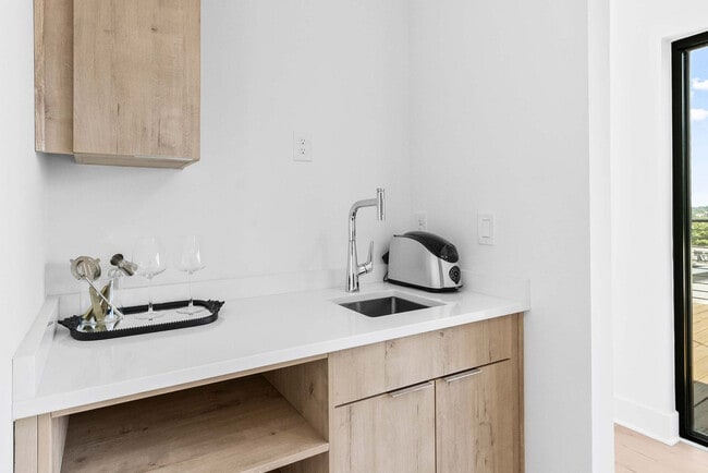 Building Photo - 346 Peters St SW