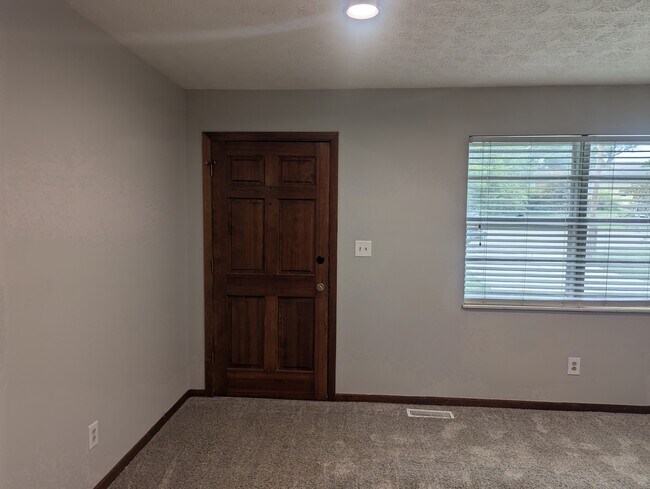 Building Photo - 908 Columbia Rd