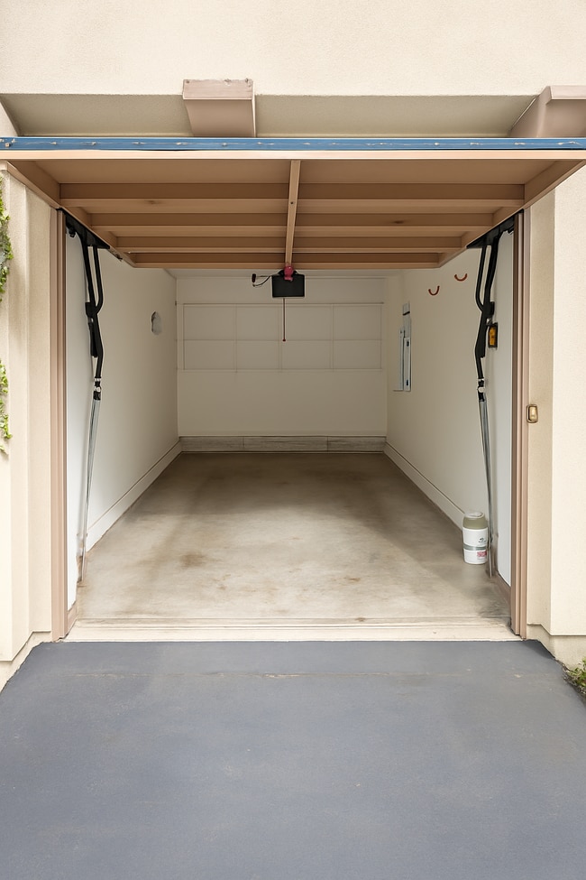 Building Photo - MOVE-IN READY – 1-BEDROOM CONDO IN TUSTIN ...
