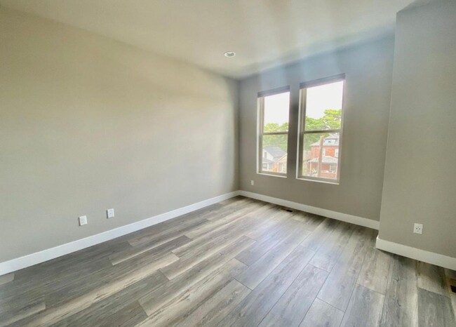 Building Photo - Sleek 3 Bedroom Townhome - Lincoln Park