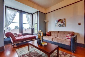 Living room with city views - 845 20th St