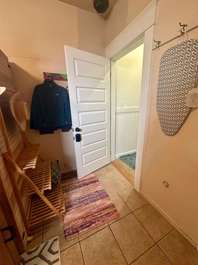 Building Photo - Furnished 2 bedroom Craftsman Apartment