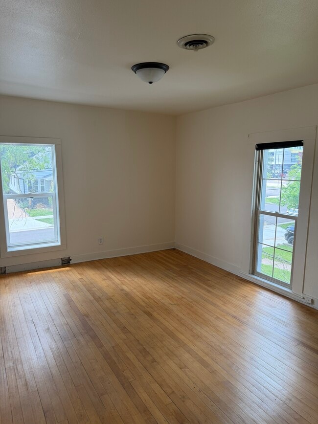 Building Photo - 613 S Dewey St