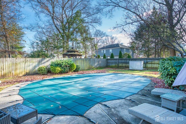 Building Photo - 15 Howell Ave