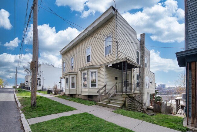 Building Photo - 1327 1st St