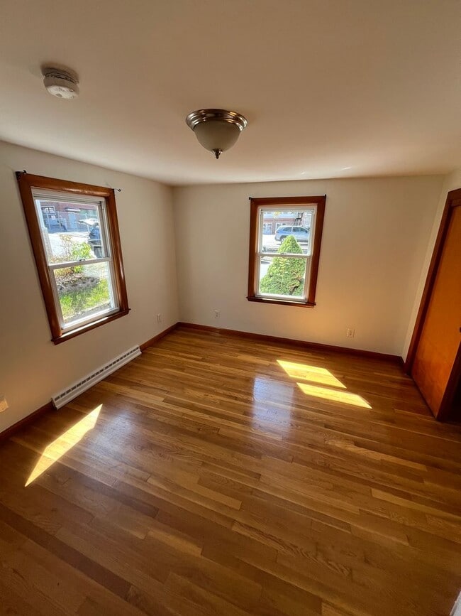 Building Photo - 3 Bedroom Single Family Home