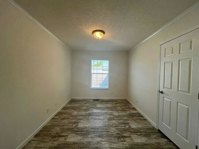 Building Photo - 608 Elephant Way