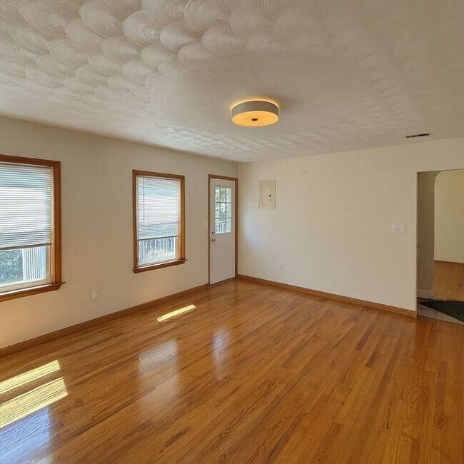 Building Photo - 83 Putnam St