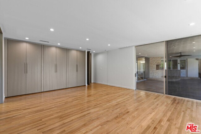 Building Photo - 10421 Beckford Ave