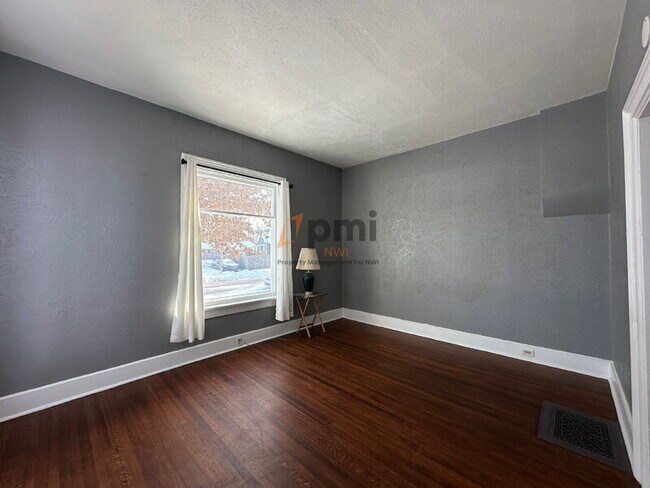 Building Photo - 912 Chicago St