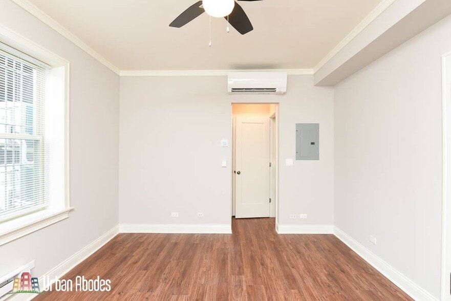 Building Photo - 645 W Wrightwood Ave