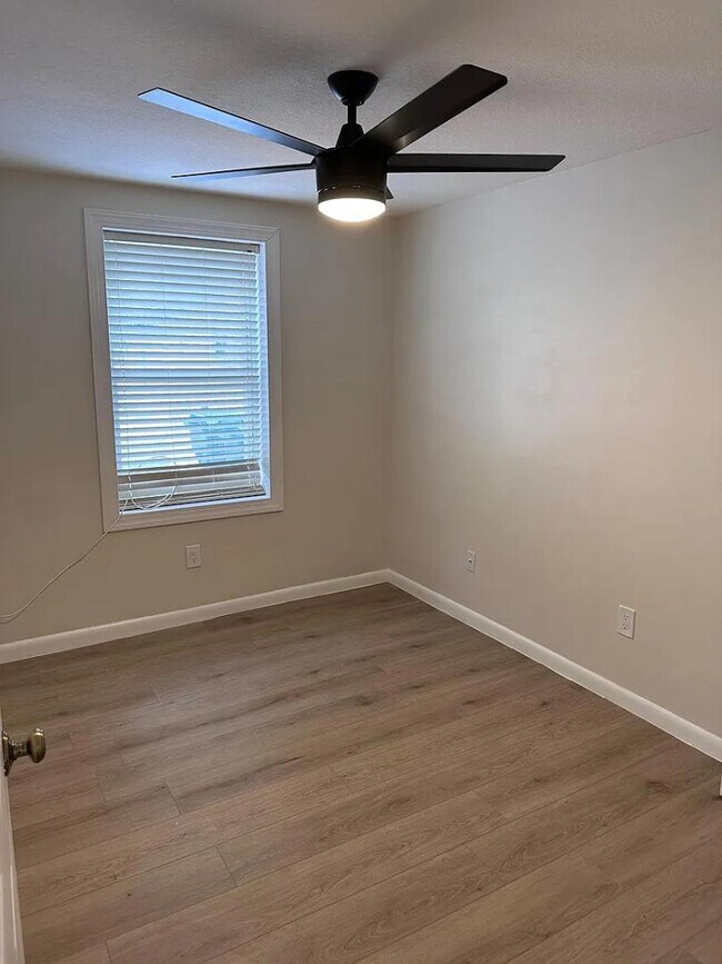 Building Photo - 3505 Iris St N