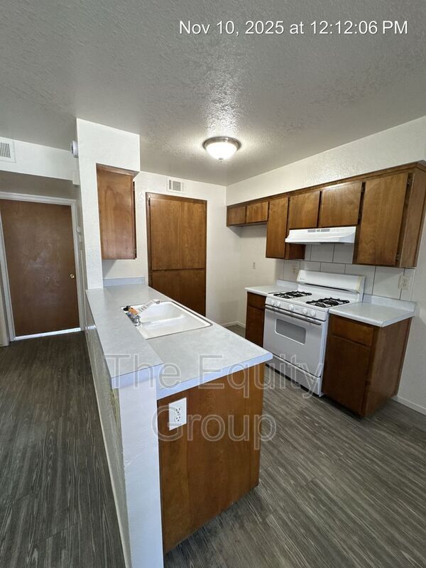 Building Photo - 701 E Noble Ave